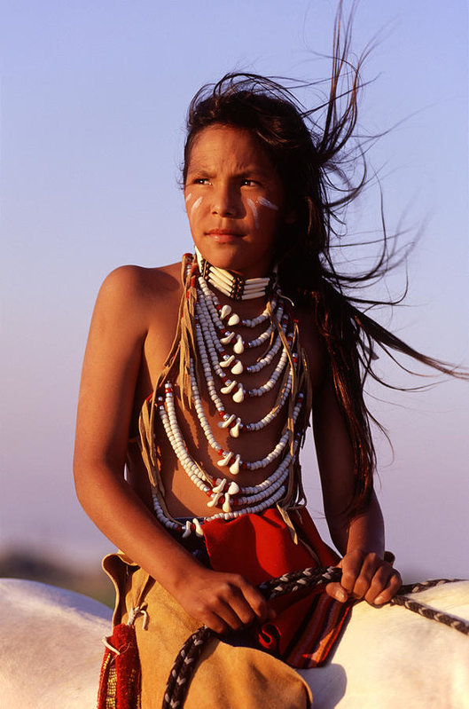 Enfant Amérindien de la tribu des Crows portant un collier Heishi